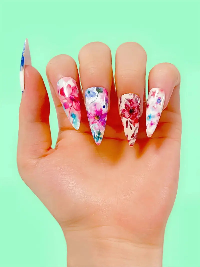 Flower press-on nails detail view