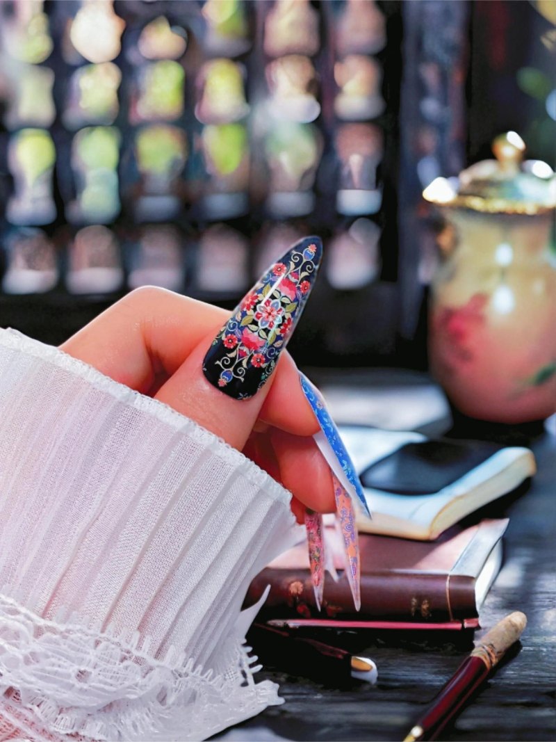 Arabia press-on nails design close-up