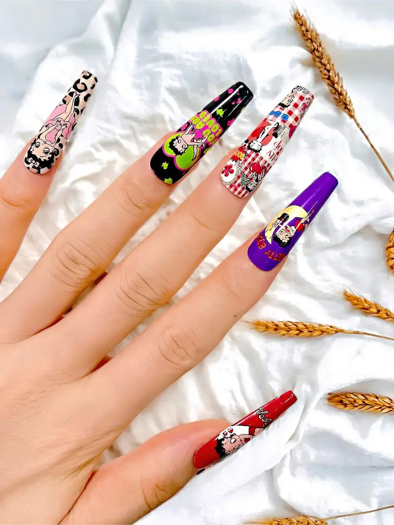 Lovely Betty press-on nails detail view